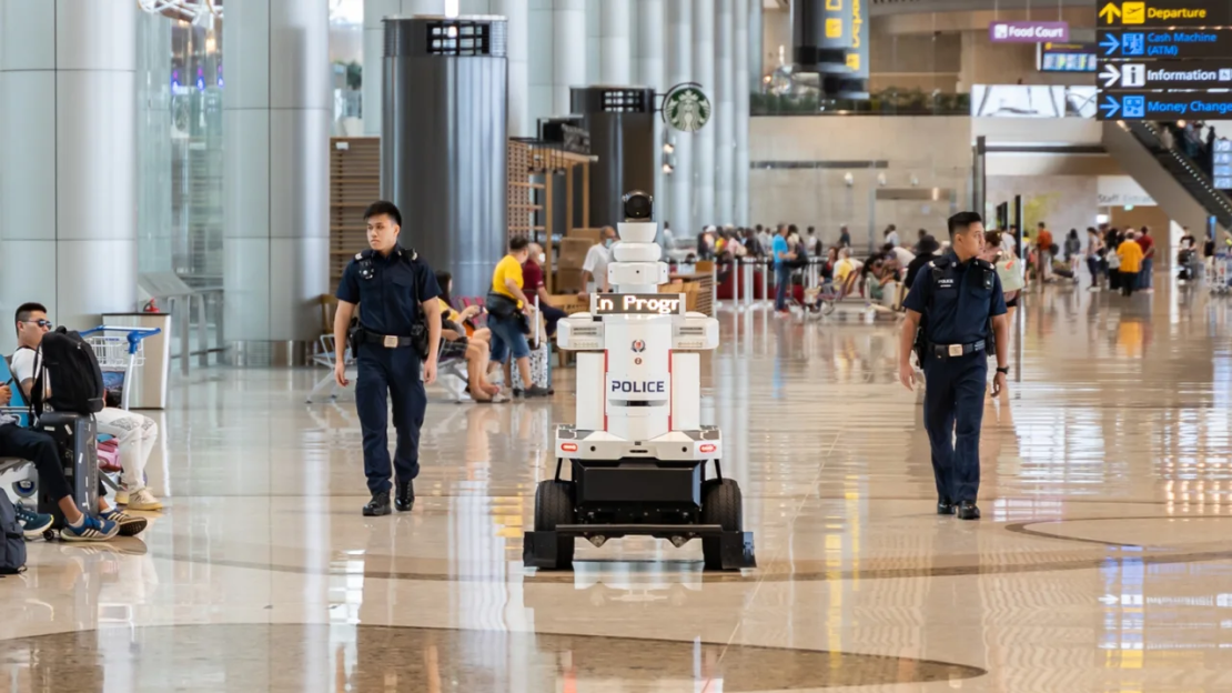 Los robots patrullan junto a los agentes de primera línea de la Policía de Singapur y sirven como ojos adicionales sobre el terreno.