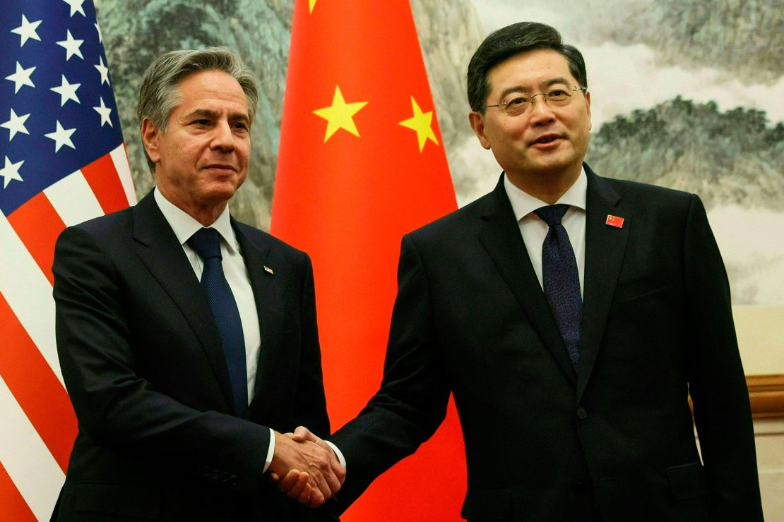 El secretario de Estado de EE.UU., Antony Blinken (a la izquierda), y el ministro de Relaciones Exteriores de China, Qin Gang, se dan la mano antes de una reunión en la Casa de Huéspedes Estatal Diaoyutai en Beijing el 18 de junio de 2023. Crédito: LEAH MILLIS/ PISCINA/AFP a través de Getty Images