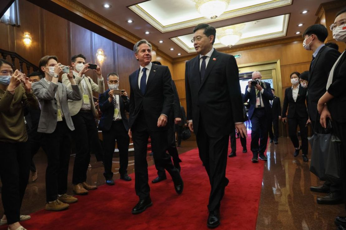 El secretario de Estado de EE.UU., Antony Blinken (izquierda), camina con el ministro de Relaciones Exteriores de China, Qin Gang (derecha), antes de una reunión en la Casa de Huéspedes Estatal Diaoyutai en Beijing el 18 de junio de 2023. Crédito: LEAH MILLIS/POOL/AFP vía Getty Images