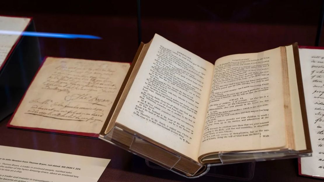 Una "Biblia del esclavo" publicada en 1808, a la derecha, con todas las referencias a la libertad de la esclavitud eliminadas, se muestra en una exposición en la Biblioteca del Palacio de Lambeth en Londres. Crédito: Kin Cheung/AP