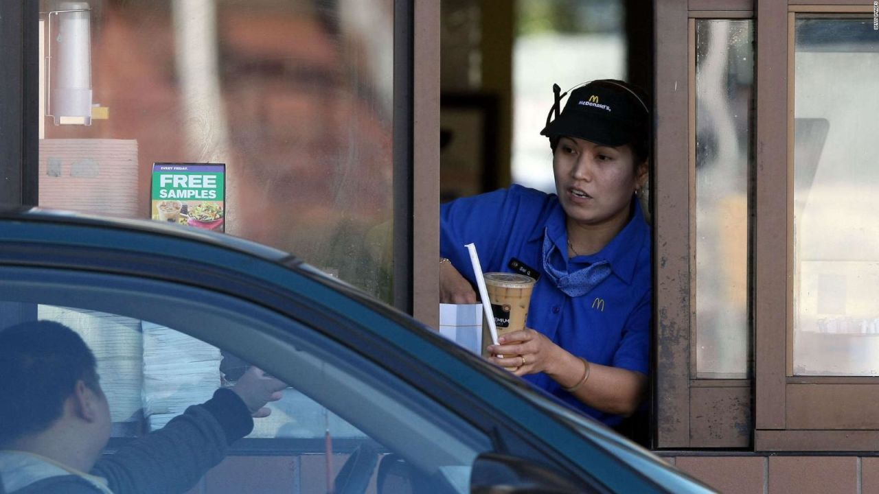 CNNE 1409943 - la ia gana terreno en el autoservicio, pero hay criticas