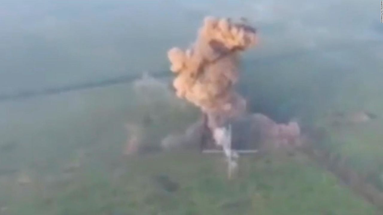 CNNE 1409951 - mira la explosion de un tanque que rusia dice haber estallado a distancia