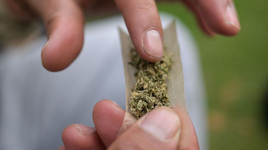 Foto de archivo. Un hombre prepara un cigarrillo de marihuana durante un mitin del 20/4 para conmemorar el Día Mundial del Cannabis en Bogotá el 20 de abril de 2022.