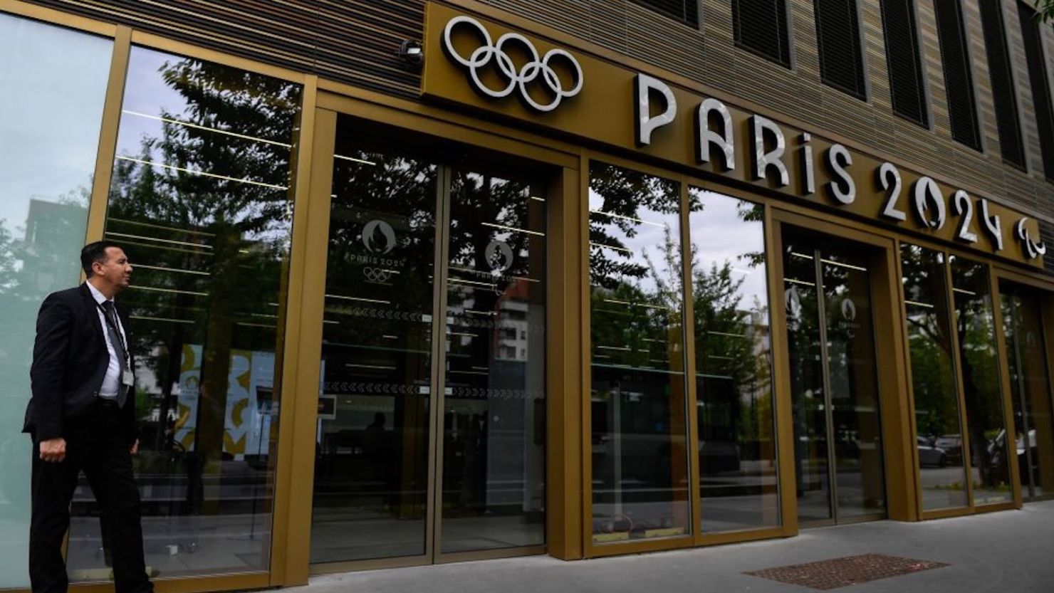 Un miembro de seguridad se encuentra en la entrada de la sede de los Juegos Olímpicos de París 2024 (Cojo) mientras la policía allanaba poco más de un año después de la ceremonia de apertura de la obra maestra deportiva cuatrienal, en Saint-Denis, al norte de París, el 20 de junio de 2023