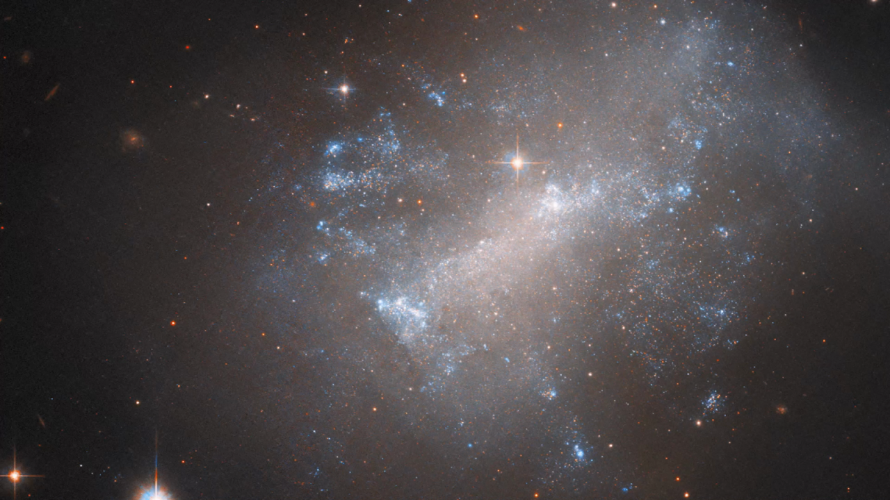 CNNE 1410658 - la nasa comparte imagenes de una galaxia irregular ondulante