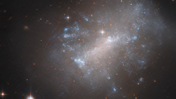 CNNE 1410658 - la nasa comparte imagenes de una galaxia irregular ondulante