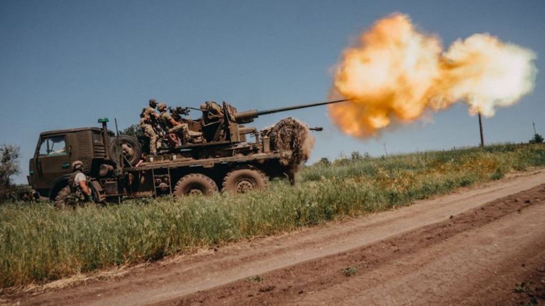 Soldados ucranianos disparan contra posiciones rusas en las afueras de Bakhmut el 19 de junio de 2023.