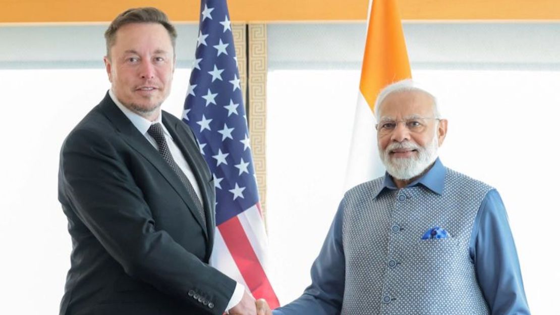 El primer ministro de India, Narendra Modi, le da la mano al director ejecutivo de Tesla, Elon Musk, durante su reunión en la ciudad de Nueva York, EE.UU., el 20 de junio de 2023.