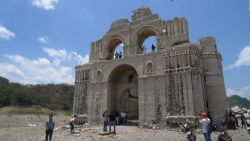 CNNE 1410898 - iglesia emerge del agua tras intensa sequia y ola de calor en mexico