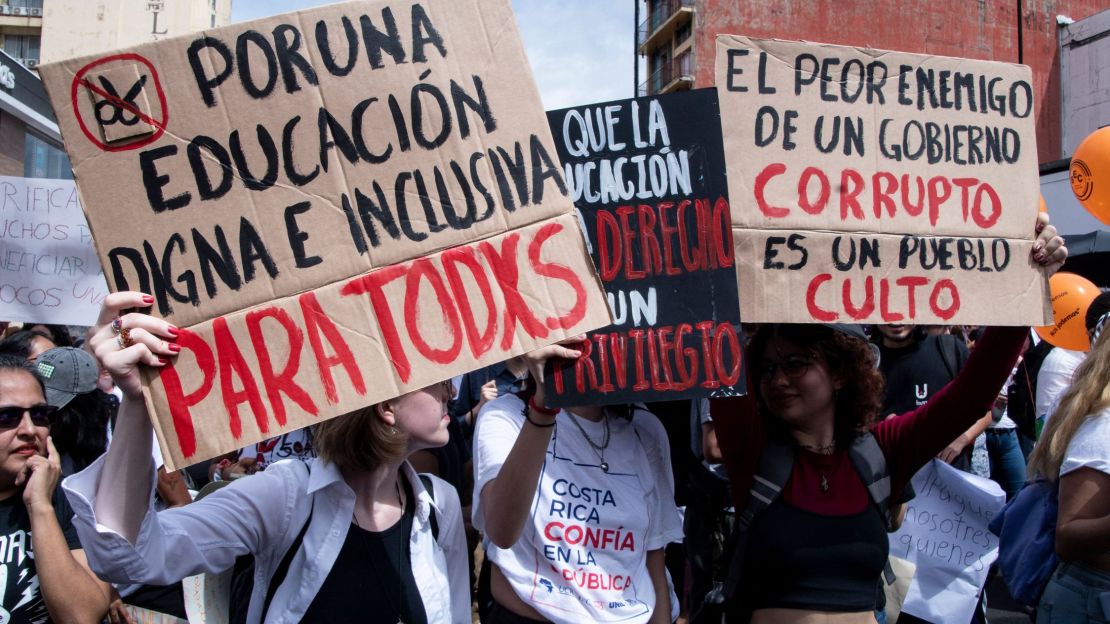 Miles de personas salieron este martes a las calles del centro de San José para protestar en defensa de la educación pública en Costa Rica y exigir al gobierno que aumente el presupuesto para la enseñanza superior pública.