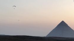 CNNE 1410975 - las impresionantes imagenes del sobrevuelo en las piramides de guiza