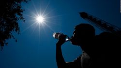 CNNE 1411213 - mexico- ¿que se debe beber durante la ola de calor?
