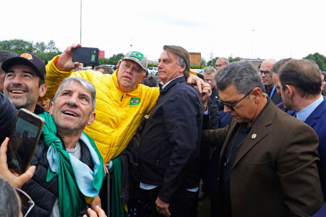 El expresidente de Brasil Jair Bolsonaro se toma fotos con sus seguidores en Porto Alegre, Rio Grande do Sul, Brasil, el 22 de junio de 2023