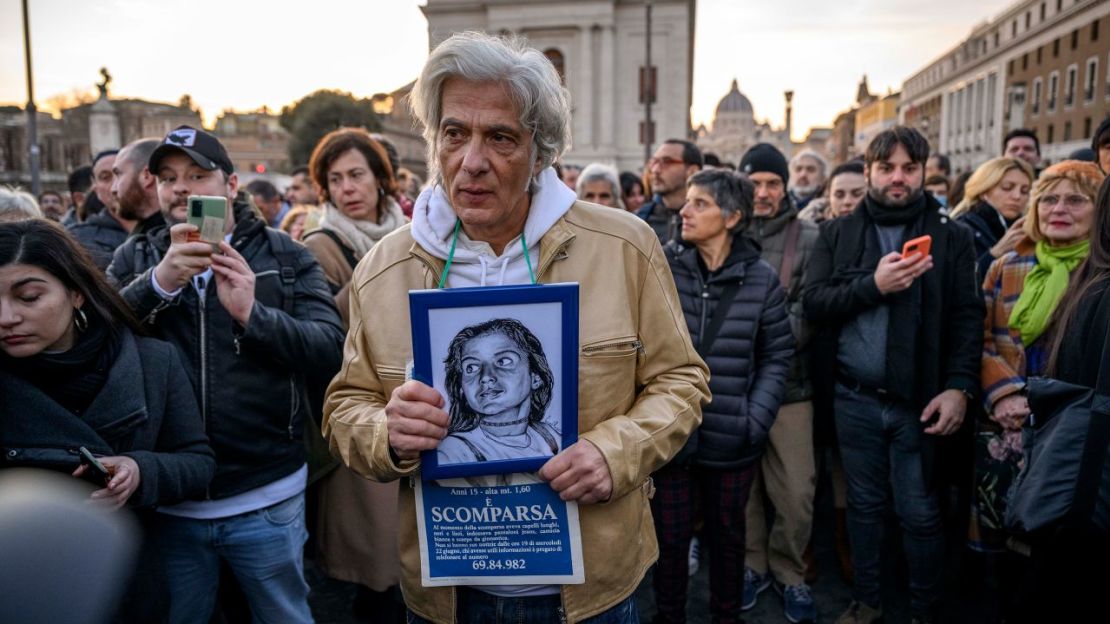 Pietro Orlandi, hermano de Emanuela, asiste a una manifestación para conmemorar los 40 años de la desaparición cerca de la Plaza de San Pedro