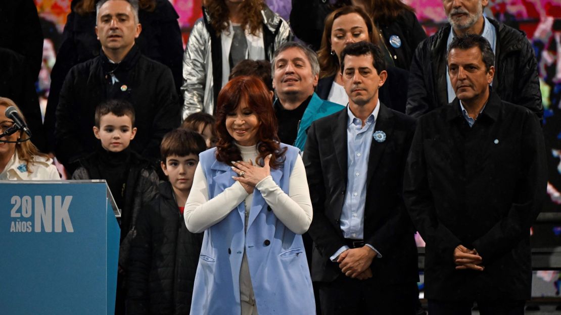 Cristina Fernández de Kirchner junto a Eduardo "Wado" de Pedro, ministro del Interior, y Sergio Massa, ministro de Economía, en la Plaza de Mayo el 25 de mayo de 2023.