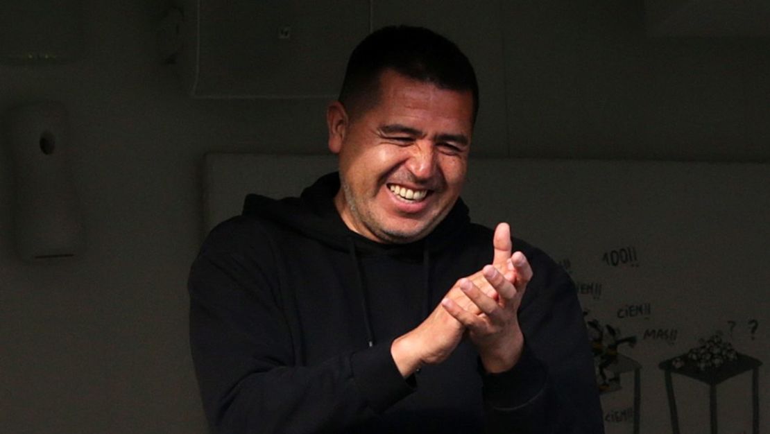 El vicepresidente de Boca Juniors Juan Román Riquelme celebra la obtención de la Liga Argentina Femenina tras un partido entre Boca Juniors y UAI Urquiza en el Estadio Alberto J. Armando el 25 de septiembre de 2022 en Buenos Aires, Argentina.