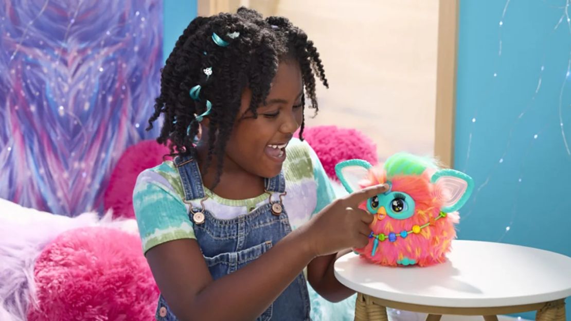 El nuevo Furby de Hasbro salió a la venta en Amazon este jueves. La última versión del clásico juguete de los 90 llegará a las tiendas el 15 de julio. Crédito: Hasbro