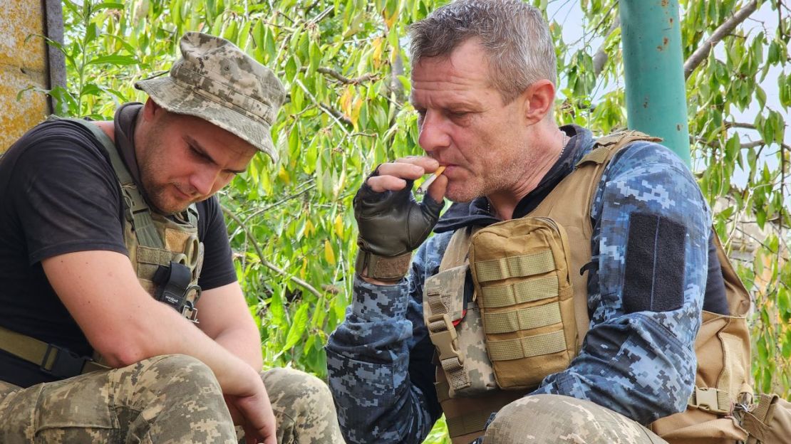 Los soldados de la 35ª Brigada de Marines esperan las coordenadas y las órdenes de disparar.