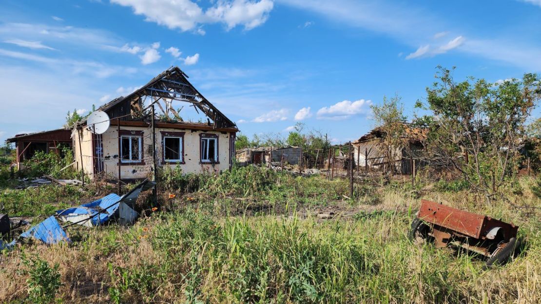 Los soldados rusos tomaron posiciones en las casas destruidas y abandonadas del pueblo. Ahora los ucranianos temen que puedan ser trampas explosivas.