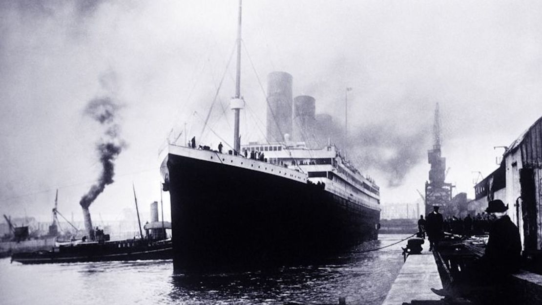 El Titanic zarpa de Southampton, Gran Bretaña, 1912. El RMS Titanic fue un transatlántico británico que se hundió en el Océano Atlántico Norte en la madrugada del 15 de abril de 1912, después de chocar con un iceberg durante su viaje inaugural de Southampton a la ciudad de Nueva York. De los 2.224 pasajeros y tripulantes estimados a bordo, más de 1.500 murieron.