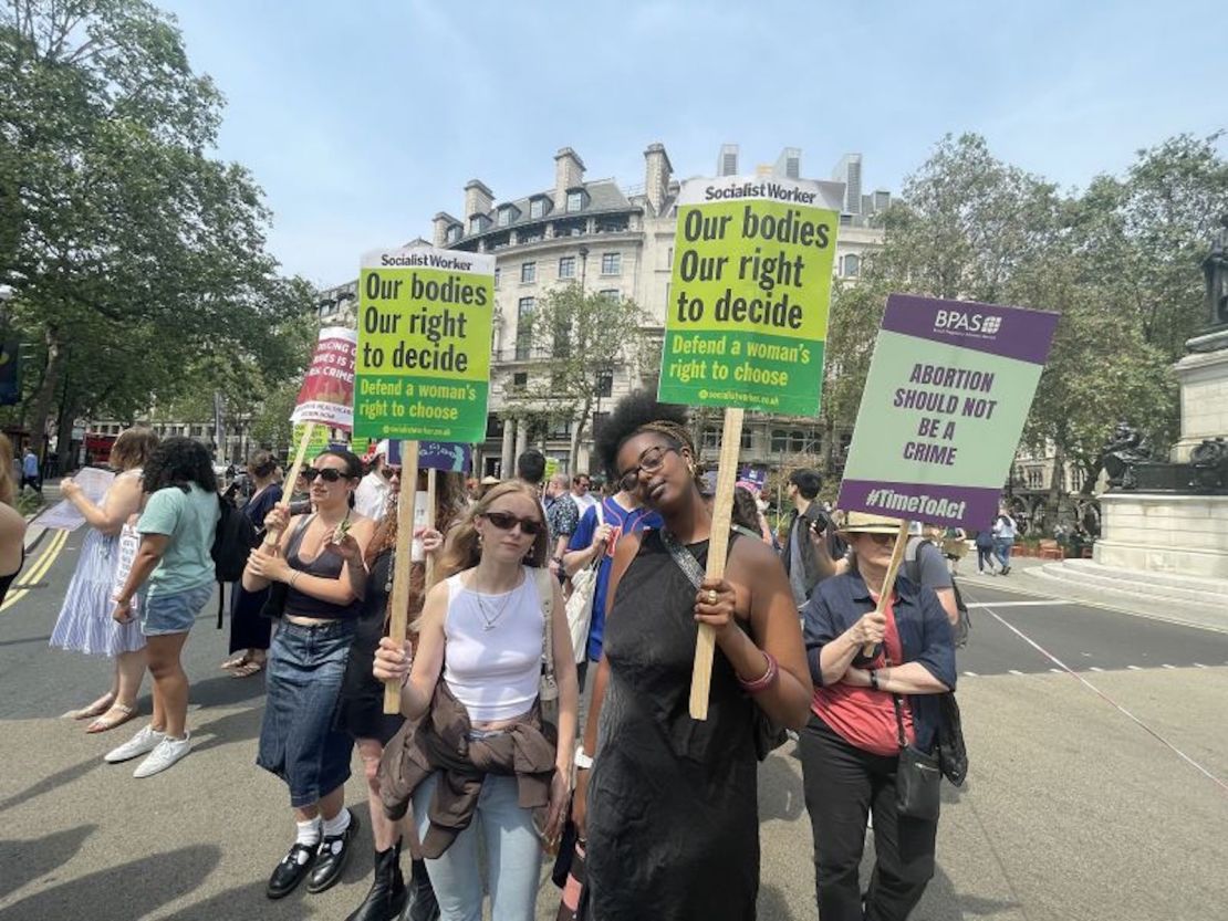 Nadia Hirsi (derecha) y Ella Valentine, de 23 años (izquierda), afirmaron que están luchando por los derechos de salud reproductiva para garantizar que no se reviertan "años de progreso".