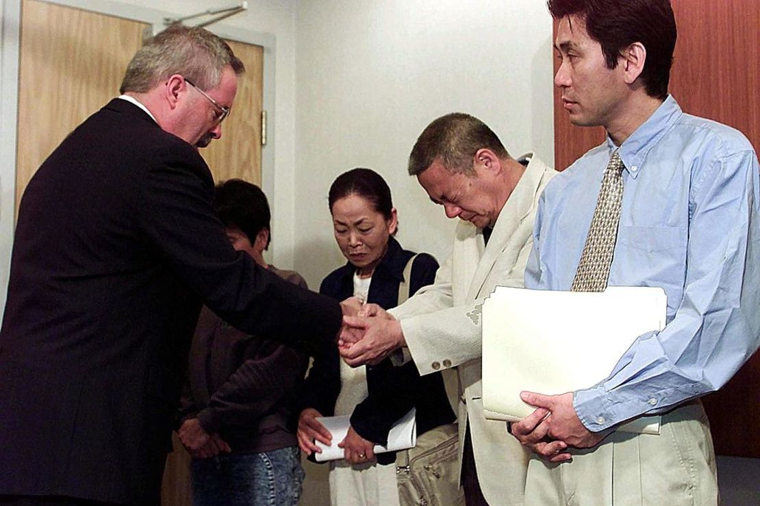 Dale Long, representante de Greenville, Tennessee, expresa sus condolencias a los familiares de las víctimas del Ehime Maru, el 6 de marzo de 2011 durante una ceremonia en Honolulu, Hawai. Nine.