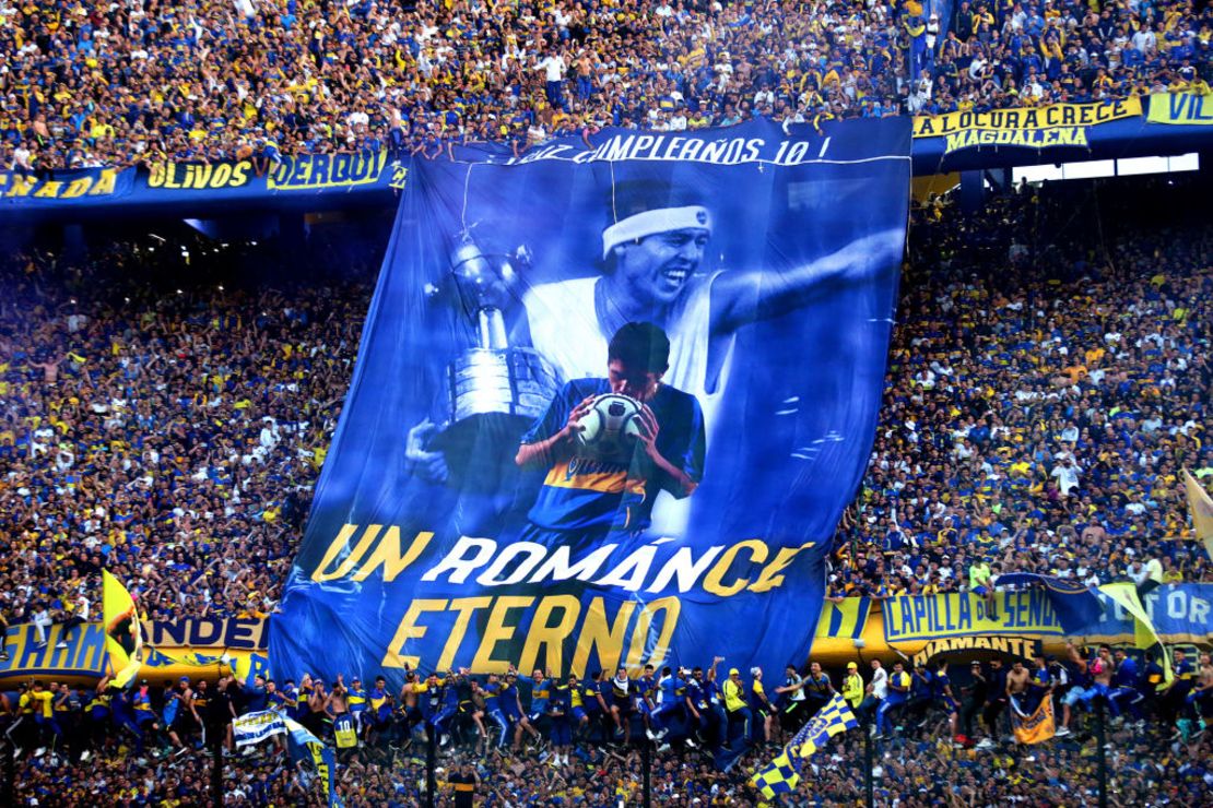 Seguidores de Boca Juniors exhiben una bandera con imágenes del exjugador y actual vicepresidente de Boca Juniors Juan Roman Riquelme después de un partido entre Boca Juniors e Independiente como parte de la Liga Profesional 2022 en el Estadio Alberto J Armando el 23 de octubre de 2022 en Buenos Aires, Argentina.