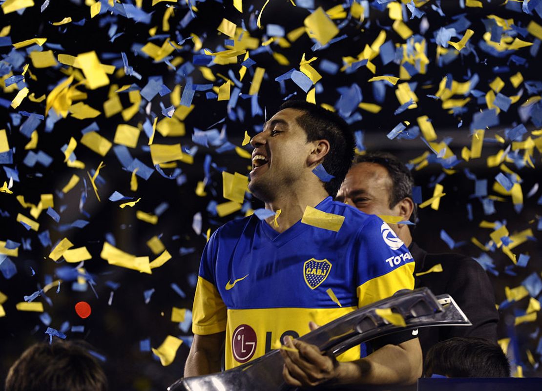 El mediocampista de Boca Juniors Juan Román Riquelme sonríe con el trofeo del torneo de fútbol de Primera División Argentina 2011, en el estadio La Bombonera de Buenos Aires, el 4 de diciembre de 2011.