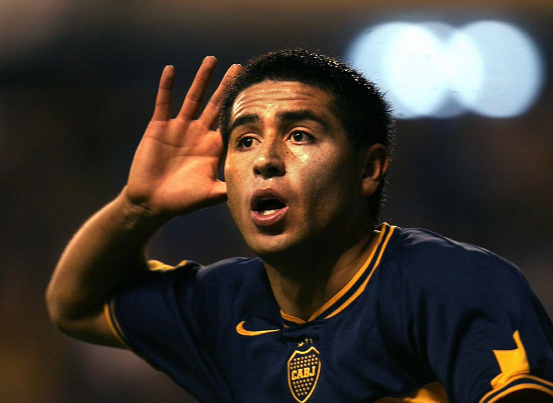 Juan Román Riquelme del equipo Boca Juniors celebra después de anotar contra Vélez Sarsfield durante el partido de fútbol de la Copa Libertadores, en el estadio La Bombonera en Buenos Aires, Argentina, 02 de mayo de 2007.