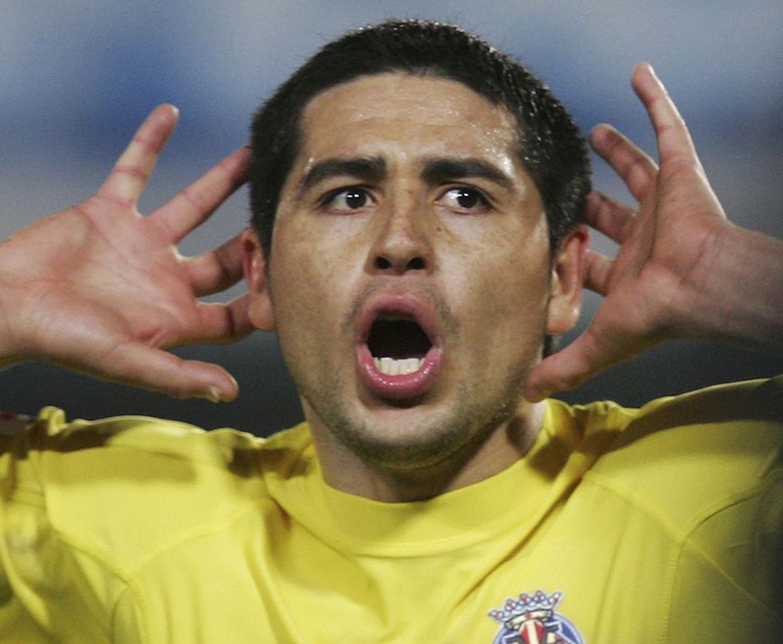 Juan Román Riquelme de Villarreal celebra su gol durante un partido de Primera Liga en el estadio Madrigal el 22 de enero de 2006 en Castello de la Plana, España.