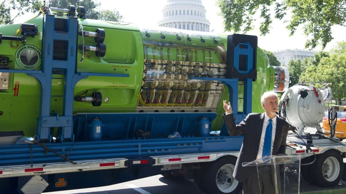 James Cameron habla delante del submarino unipersonal que ayudó a desarrollar, "Deepsea Challenger", en 2013. Crédito: Saul Loeb/AFP/Getty Images