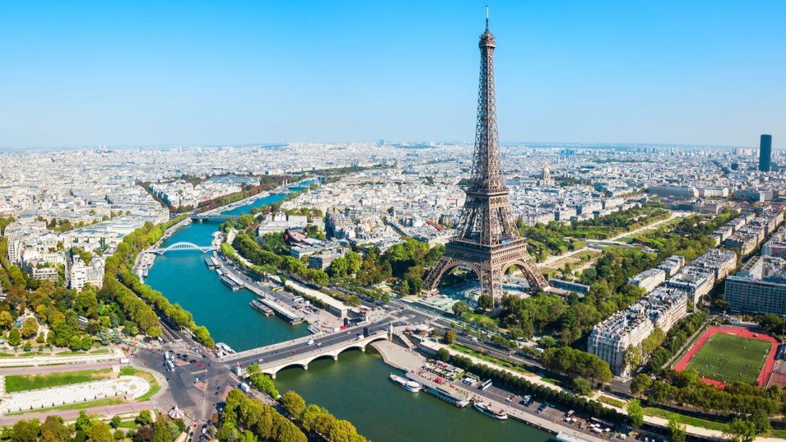 Cualquier persona menor de 24 años, sea estudiante o no, puede disfrutar de un descuento para entrar a la Torre Eiffel en París, Francia.