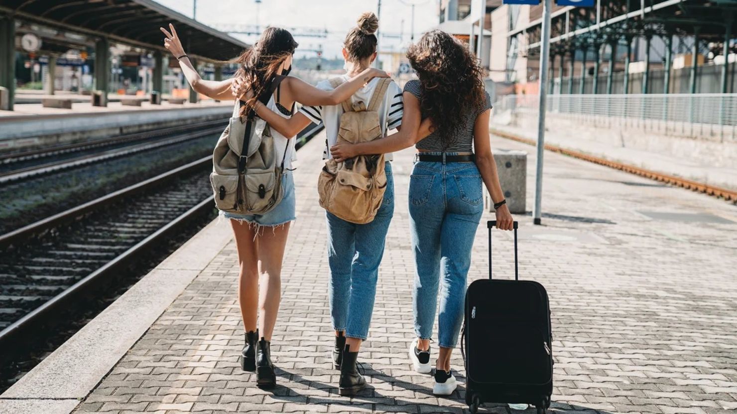 Desde tarifas de tren con descuento hasta visas de vacaciones que permiten trabajar, estas son algunas de las mejores experiencias de viaje y aventuras que solo están disponibles para viajeros menores de 30 años.