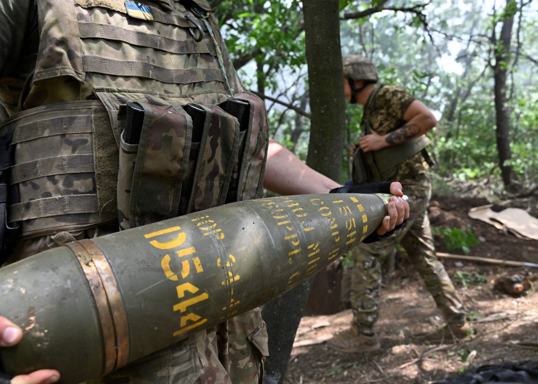 Un soldado ucraniano transporta un proyectil en una posición cerca de Avdiivka, en la región ucraniana de Donetsk, este viernes.