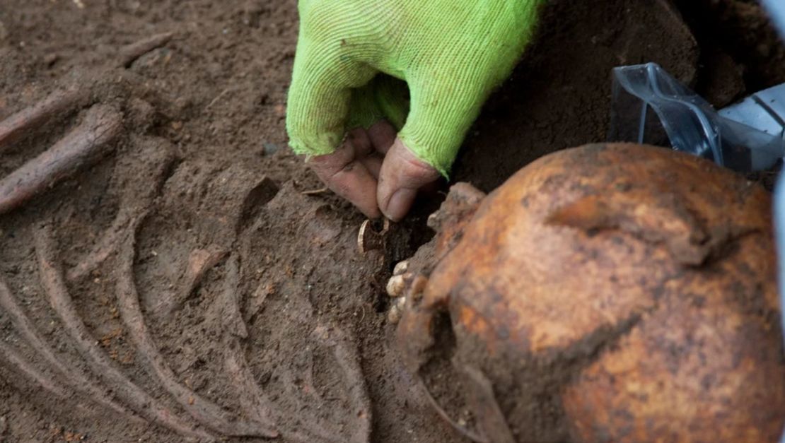 La cruz de Trumpington se encontró durante una excavación de la tumba en 2012. Indica que la adolescente tuvo un alto estatus durante su vida.Universidad de Cambridge