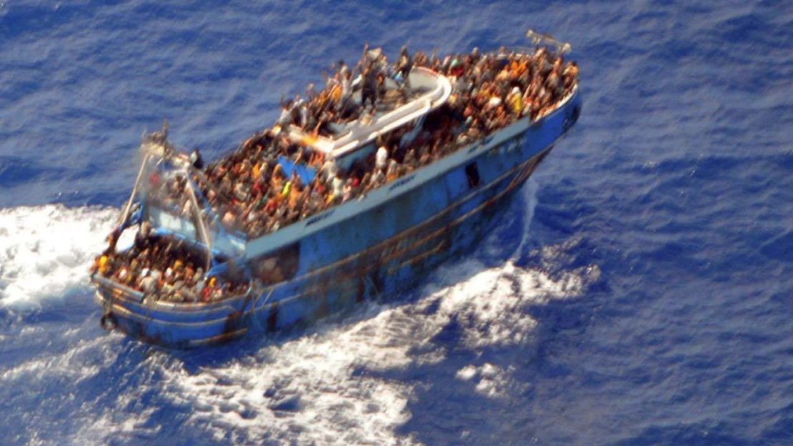 Una foto facilitada por la Guardia Costera Helénica muestra a migrantes a bordo de la embarcación, antes de que volcara en la madrugada del 14 de junio. Crédito: Guardia Costera Helénica/Reuters