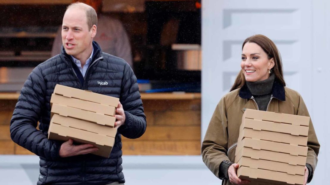 William y Kate llevan cajas de pizza en el Dowlais Rugby Club en Merthyr Tydfil, Gales, el 27 de abril.