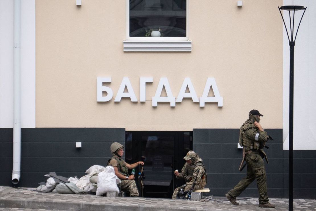 Miembros del grupo Wagner montan guardia en Rostov-on-Don, el 24 de junio de 2023.