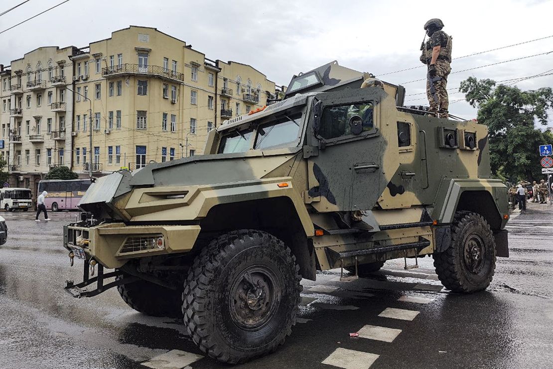 Un militar se para encima de un vehículo blindado del grupo Wagner, mientras protege un área en la sede del Distrito Militar Sur en una calle de Rostov-on-Don, Rusia, el sábado 24 de junio de 2023. (Foto AP )A Wagner member stands on top of an armored vehicle in Rostov-on-Don, Russia, on June 24. AP