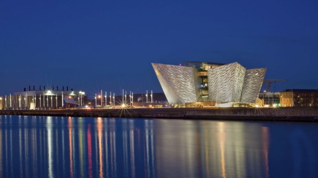 El Museo del Titanic de Belfast se encuentra en el antiguo astillero Harland & Woolff, donde se diseñó, construyó y botó el Titanic.