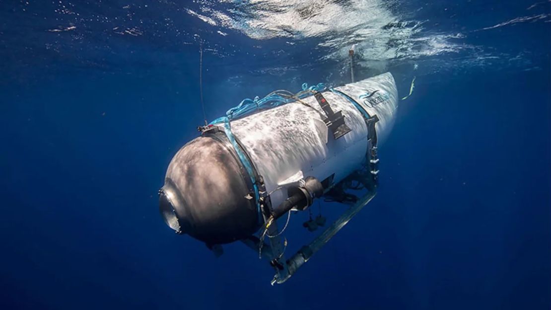 Esta imagen sin fecha, cortesía de OceanGate Expeditions, muestra su sumergible Titán iniciando un descenso.