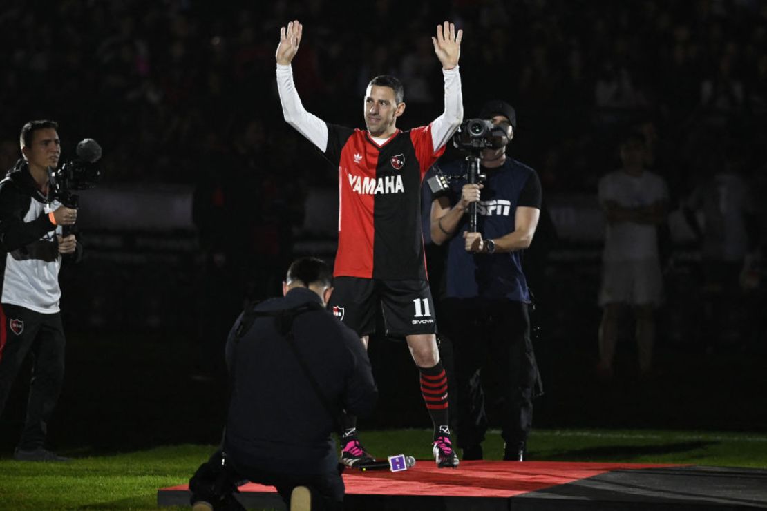 El futbolista argentino Maximiliano Rodríguez saluda a los aficionados antes del inicio de su partido de despedida. Crédito: STRINGER/AFP vía Getty Images