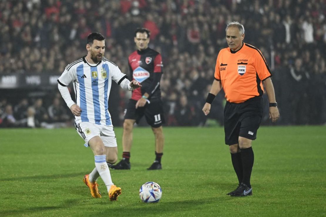 El futbolista argentino Lionel Messi controla el balón durante el partido de despedida de Maximiliano Rodríguez el 24 de enero de 2023. Crédito. STRINGER/AFP vía Getty Images