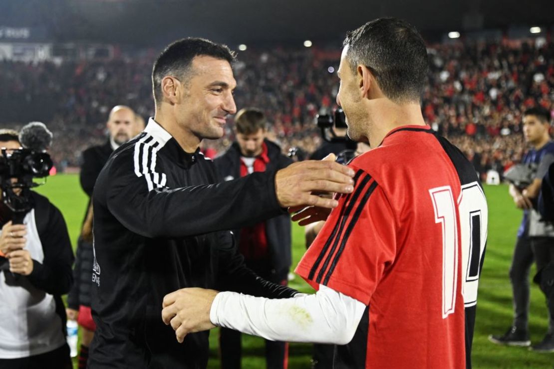 El futbolista argentino Maximiliano Rodríguez saluda al entrenador de la selección argentina de fútbol Lionel Scaloni durante su partido de despedida en el estadio Marcelo Bielsa en Rosario, Argentina, el 24 de enero de 2023. Crédito: STRINGER/AFP a través de Getty Images