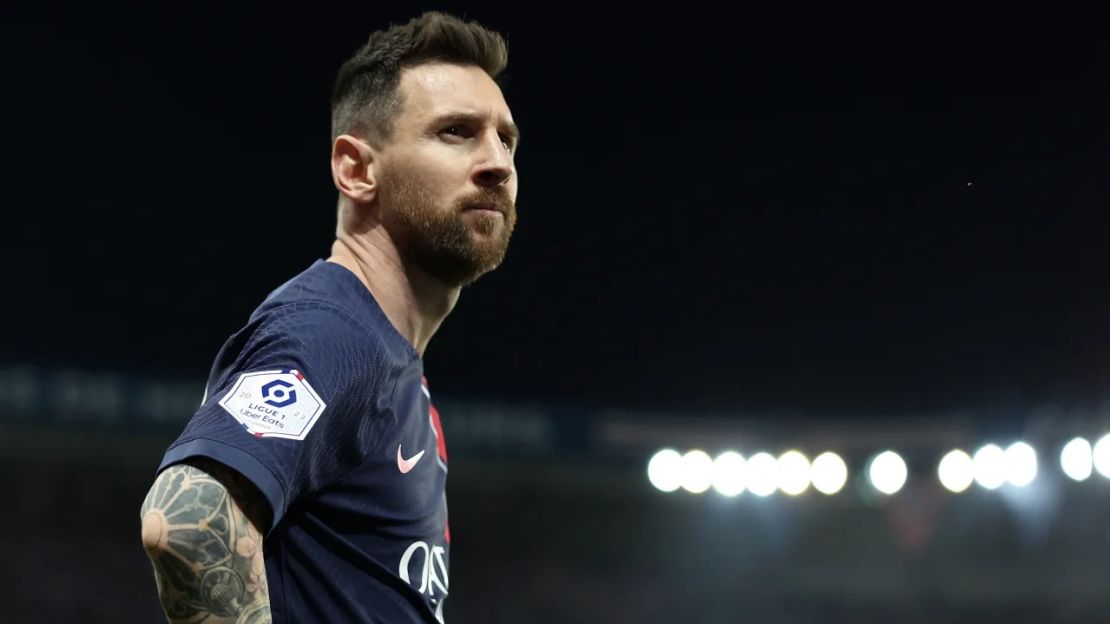 Lionel Messi mira durante el partido de la Ligue 1 entre el PSG y el Clermont Foot el 3 de junio. Julian Finney/Getty Images