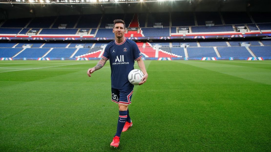 Messi durante su presentación en el Parque de los Príncipes del PSG en agosto de 2021. Crédito: Paris Saint-Germain Football/Getty Images