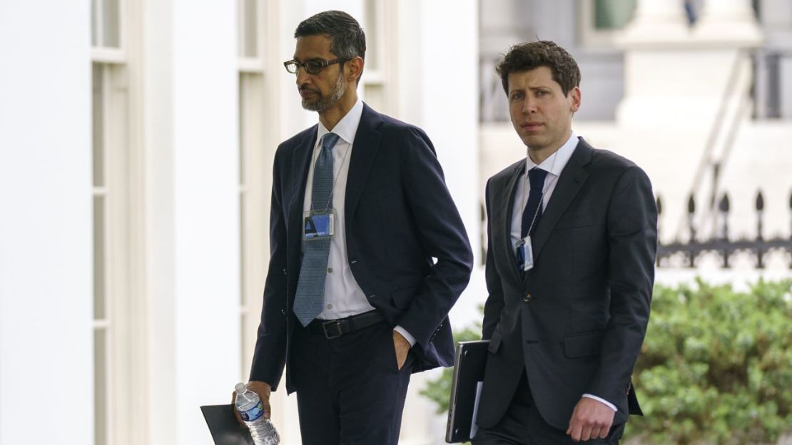 El CEO de Alphabet, Sundar Pichai (izquierda), y el CEO de OpenAI, Sam Altman, llegan a la Casa Blanca para una reunión con la vicepresidenta Kamala Harris sobre inteligencia artificial, el jueves 4 de mayo de 2023, en Washington.