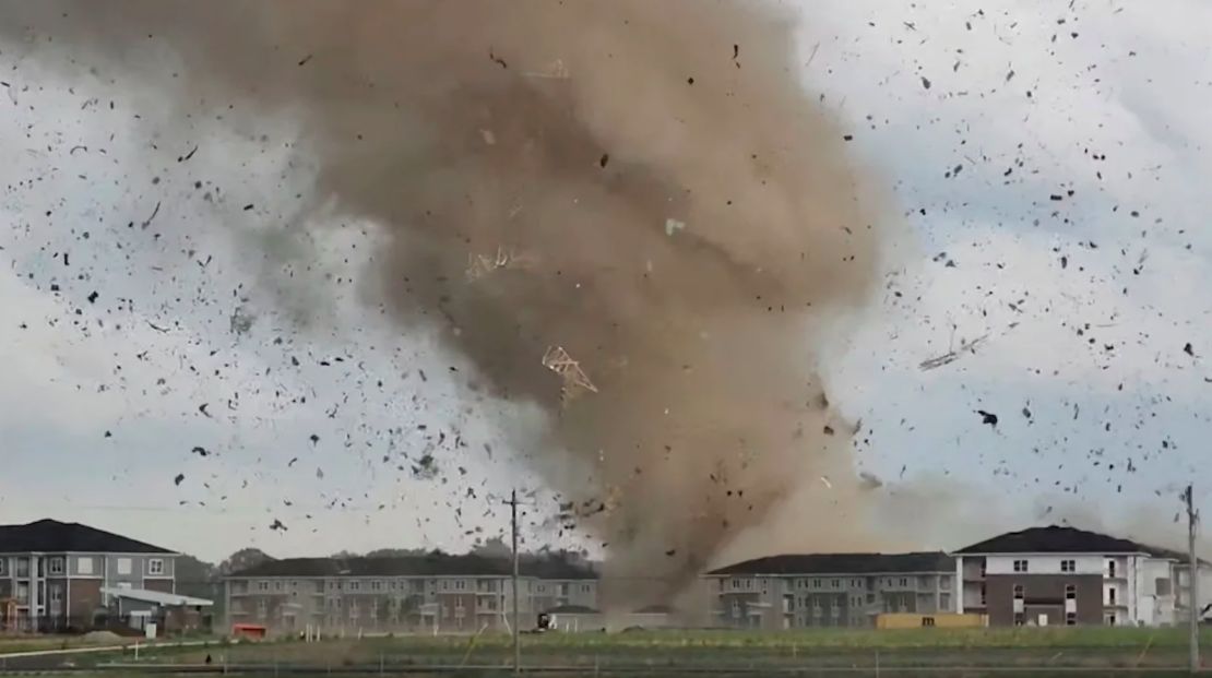 El aire de un posible tornado levanta escombros cerca de Greenwood, Indiana, el 25 de junio de 2023 en esta captura de pantalla obtenida de un video de las redes sociales.