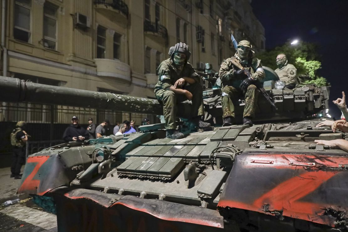 Miembros de la compañía militar Wagner Group se sientan encima de un tanque en una calle de Rostov del Don, Rusia, el sábado 24 de junio de 2023, antes de abandonar una zona en la sede del Distrito Militar Sur. El portavoz del Kremlin, Dmitry Peskov, declaró que las tropas de Yevgeny Prigozhin que se unieron a él en la sublevación no serán procesadas y que a las que no lo hicieron el Ministerio de Defensa les ofrecerá contratos. Tras el acuerdo alcanzado el sábado, Prigozhin ordenó a sus tropas que detuvieran su marcha hacia Moscú y se retiraran a campamentos en Ucrania, donde han estado combatiendo junto a las tropas rusas.