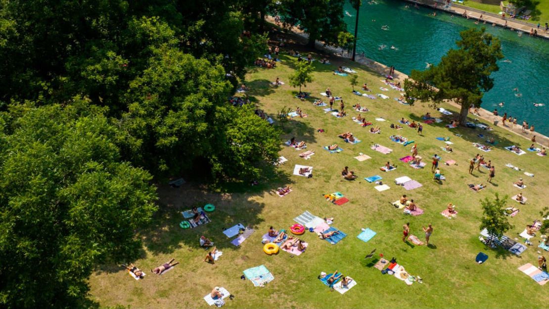 La gente se reúne en Barton Springs Pool el 21 de junio de 2023 en Austin, Texas. Las temperaturas extremas en todo el estado han llevado al Servicio Meteorológico Nacional a emitir advertencias de calor excesivo y avisos de calor que afectan a más de 40 millones de personas.